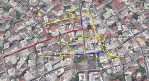 Η περιοχή παρέμβασης. Οι προτεινόμενοι πεζόδρομοι απεικονίζονται με κίτρινο χρώμα στο χάρτη. Με κόκκινο χρώμα απεικονίζονται οι λοιποί δρόμοι παρέμβασης. Η μπλε επισήμανση στον χάρτη αφορά τα έργα πεζοδρόμησης μέσω ΒΑΑ.
