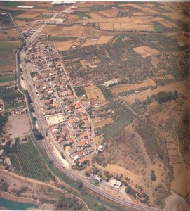 Αεροφωτογραφία του Στράτου με τη γύρω πεδινή έκταση και τον σημερινό ομώνυμο οικισμό του