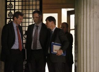 Με τον Γιώργο καλά τα καταφέραμε… Μου λέτε πως θα ψήσουμε τον Σαμαρά να υπογράψει ;