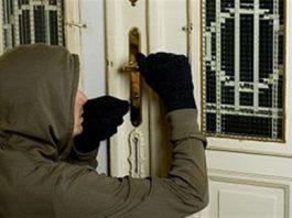 Τέσσερις διαρρήξεις σε μια νύχτα στη Μπαμπίνη