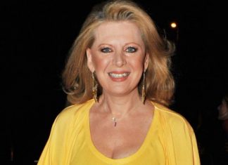 Έξαλλη η Έλενα Ακρίτα για τη βεβήλωση του μνημείου του πατέρα της στο Μεσολόγγι