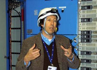 Ο Διευθυντής Ερευνών του CERN Μιχάλης Κορατζίνος δίνει διάλεξη στο Αγρίνιο