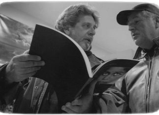 Ο Βασίλης Αρτίκος Συνατάει τον Φωτογράφο Νίκο Οικονομόπουλο Τρικούπειο Πολιτιστικο Κέντρο Μεσολόγγι 14/12/2011