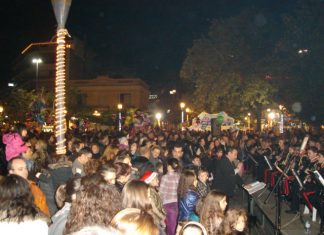 Χριστούγεννα στο Αγρίνιο – Φωτίστηκε το δέντρο στη πλατεία (video)