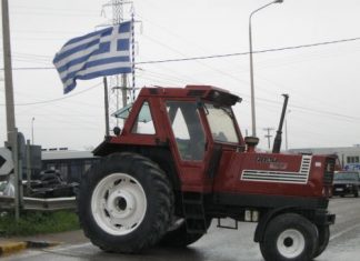 Δεν κάνουν πίσω και κλείνουν τους δρόμους οι αγρότες