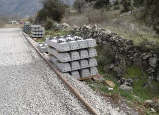 51 μεταλλικούς στρωτήρες της σιδηροδρομικής γραμμής έκλεψαν Ρομά στο Κρυονέρι