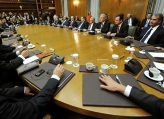 «Ρουσφέτι» στους ειδικούς συμβούλους υπουργών – Πώς «πηδάνε» 12 κλιμάκια με το νέο μισθολόγιο