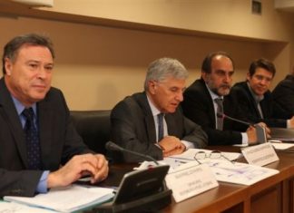 Ασχολούνται με χάρτες…