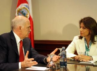 Γιώργο παράτα την Πρόεδρο της Κόστα Ρίκα, Laura Chinchilla Miranda, και γύρνα πίσω σε χρειαζόμαστε…