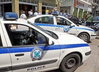 Με το πρόσχημα της χρηματικής αποζημίωσης της απέσπασαν 900 ευρώ και δύο χρυσά κοσμήματα