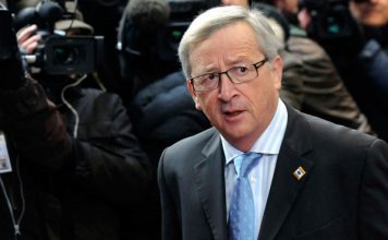 O Juncker αποκλείει το ενδεχόμενο “κουρέματος” του ελληνικού χρέους