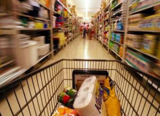 Το κόστος εργασίας πέφτει αλλά πολυεθνικές και φόροι συντηρούν την ακρίβεια