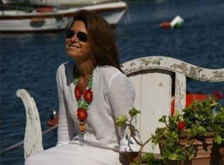 Η τελευταία των κηπουρών του ΓΑΠ είχε -λέει- τραυματική εμπειρία από την πολιτική, γι’ αυτό επέστρεψε στα ταξίδια με τα λεφτά του ελληνικού λαού…