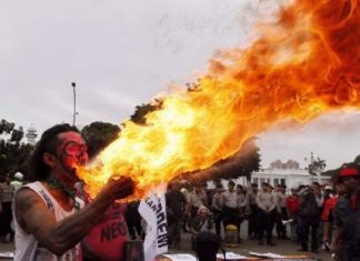 Ινδονήσιος διαδηλωτής…! Μη μας δίνεις τέτοιες ιδέες…