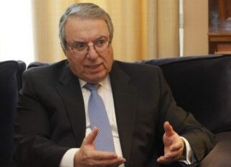 Βρέθηκε ο υπουργός για την παρέλαση της 25ης Μαρτίου! Ευτυχώς θα του πετάνε γιαούρτια και όχι το λεξικό του…