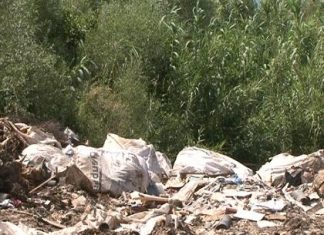 Πέταξαν υπολείμματα σφαγείου σε χώρο στάθμευσης στην εθνική οδό