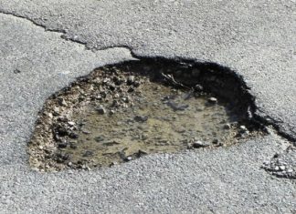 Με λακκούβες – κρατήρες ο δρόμος για τον ορεινό Βάλτο