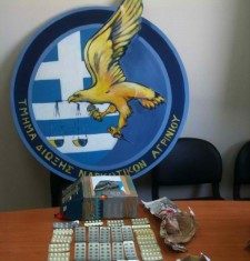 Δεν αφήνει τίποτα να πέσει κάτω…