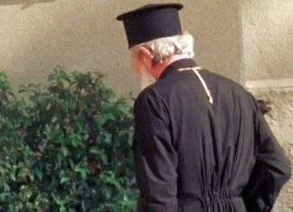 Έταξε σε παπά αναδρομικά από τη σύνταξή του και του έφαγε 7500€