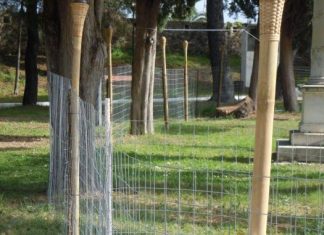 Κατάντια…. Έφραξαν τον Κήπο των Ηρώων για να μην αποδοκιμάσουν οι πολίτες τους πολιτικούς