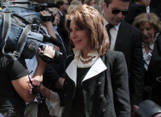 Η Γιάννα φόρεσε στο λαιμό το… μισό δημόσιο χρέος