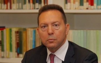 Αγοράζει χρόνο, πουλώντας τρέλα…