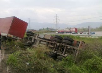 Εκτροπή νταλίκας στον Κουβαρά