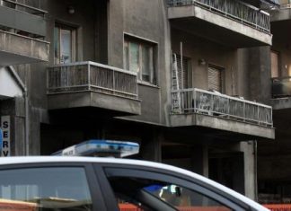 Ατύχημα η πτώση του αστυνομικού από το μπαλκόνι στη Ναύπακτο;