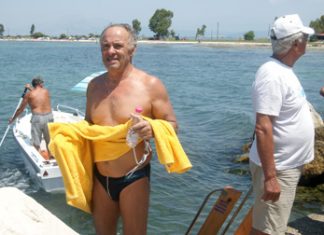Κολυμπούσε μόνος του 12 χλμ. για την προστασία του Αμβρακικού