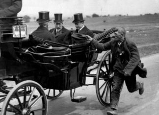 Επαναδιαπραγμάτευση : «…και στις αρένες του κόσμου μάνα μου Ελλάς, το ίδιο ψέμα πάντα κουβαλάς»