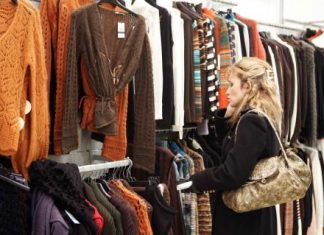 65χρονη πιάστηκε επ’ αυτοφώρω στο Αγρίνιο να κλέβει ρούχα απο τα ράφια