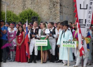 Φολκλόρ με ισχυρές δόσεις προσφυγικού