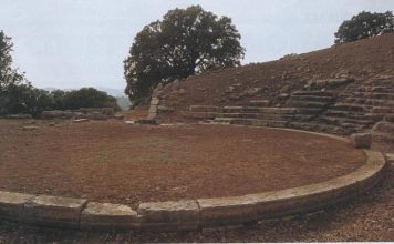 Τρωάδες του Ευριπίδη από το Πανεπιστήμιο του Κάνσας στο θέατρο Οινιαδών