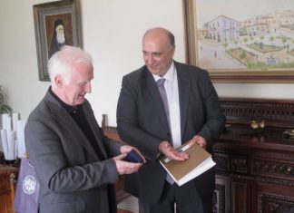 Σου δίνω και αυτά τα δώρα και άμα υπογραψεις το ΓΠΣ έχεις να λαβαίνεις και άλλα…