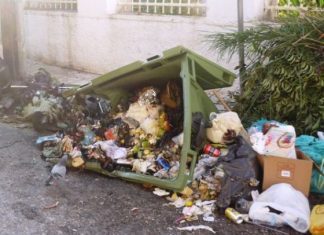 Επανήλθαν οι βάνδαλοι στο Μεσολόγγι βάζοντας φωτιές σε κάδους απορριμμάτων