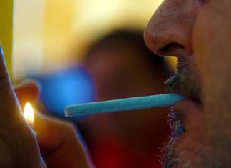 Φόρος δύο ευρώ επιπλέον σε κάθε πακέτο τσιγάρα!