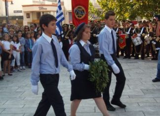 Φωτορεπορτάζ από την κατάθεση στεφάνων των σχολείων του Αγρινίου