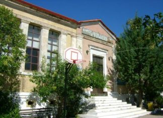 Εθελοντές βάφουν το Δημοτικό Σχολείο Σταμνάς