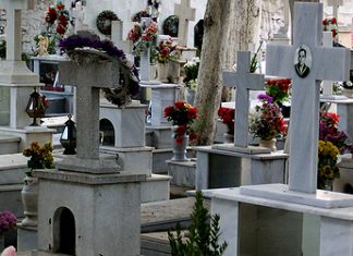 Το νεκροταφείο Φυτειών έχει χορηγό … εταιρεία καλλυντικών !