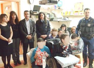 Δώρα από τους αστυνομικούς στα παιδιά της ΕΛΕΠΑΠ