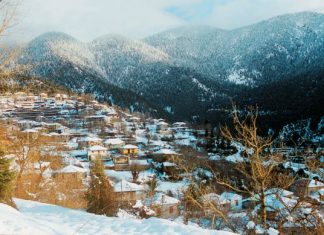 Ορεινή Ναυπακτία: Ψηλά στα Κράβαρα Το θρυλικό λεωφορείο που σκαρφάλωνε για περισσότερα από 30 χρόνια τις πλαγιές των βουνών της Ναυπακτίας έχει παρκάρει στην Ανω Χώρα.