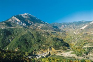 Η γέφυρα του Εύηνου όπως τη βλέπουμε από την Περδικόβρυση.