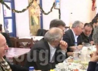 Τρώγοντας τα ξακουστά κεμπάπ του Θανάση, ο Σταμάτης ονειρεύεται τον Καραμανλή του Μπαϊρακτάρη