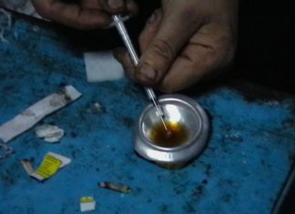 Σοκ στη Ναύπακτο με μαθητές “να τρυπιούνται” έξω από το προαύλιο του σχολείου