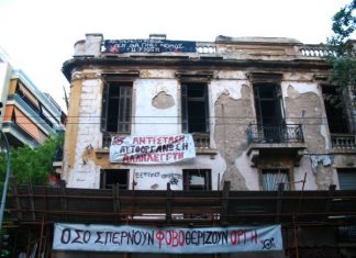 Το κορόιδο με τις βιλάρες του και τα στικάκια του