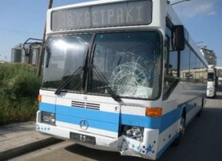 Αγροτικό συγκρούστηκε με αστικό λεωφορείο στη Νεάπολη