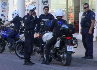 Επίθεση κουκουλοφόρων σε αστυνομικούς στη πλατεία Δημοκρατίας – Προσαγωγές από την αστυνομία