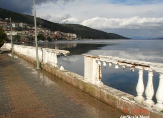 Μνημείο εγκατάλειψης η πλατεία της Αμφιλοχίας