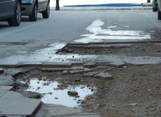 Επικίνδυνες λακκούβες στην πλατεία και την παραλία της Βόνιτσας