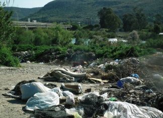 Ξανά σκουπίδια στον Εύηνο